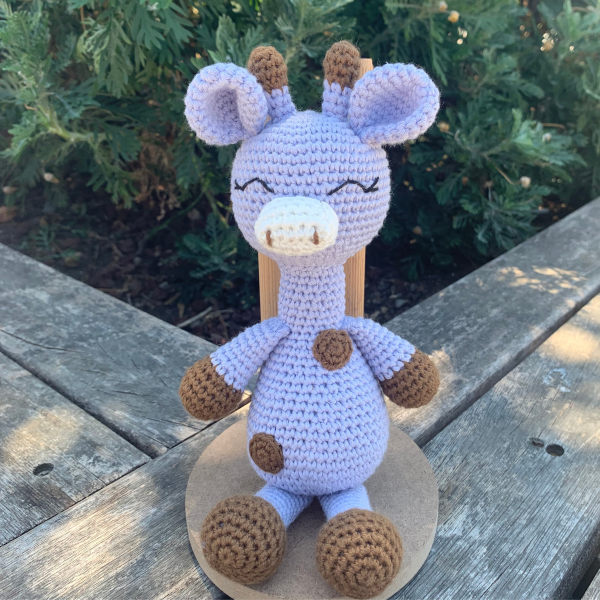 25 cm El Örgüsü Zürafa Uyku Arkadaşı – Organik Pamuk  Amigurumi Lila