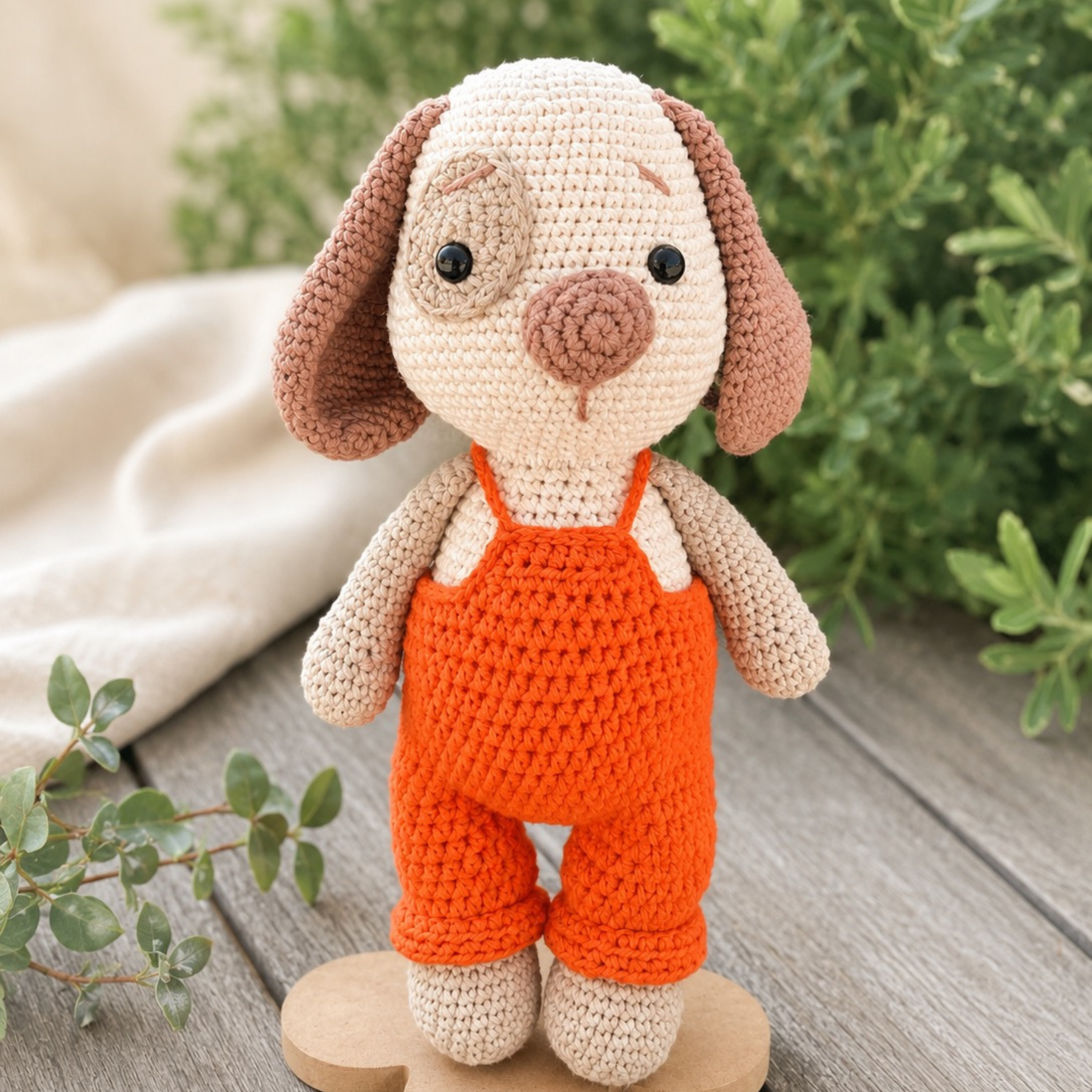 Organik Pamuk Tulumlu Amigurumi Köpek – 25 cm El Yapımı Oyuncak