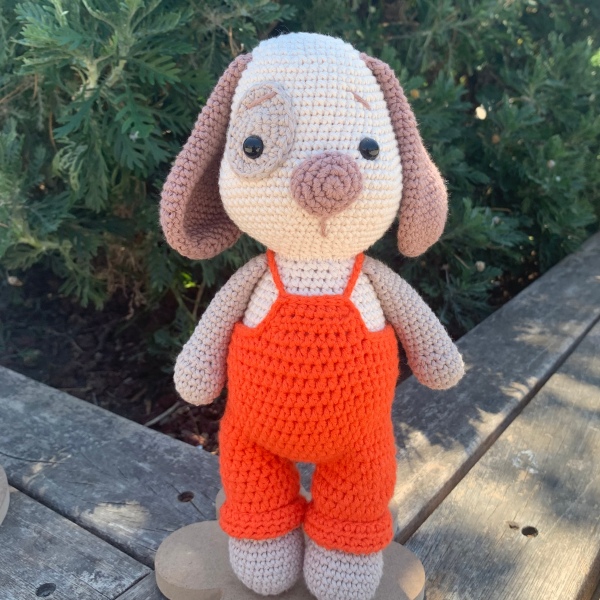 Organik Pamuk Tulumlu Amigurumi Köpek – 25 cm El Yapımı Oyuncak