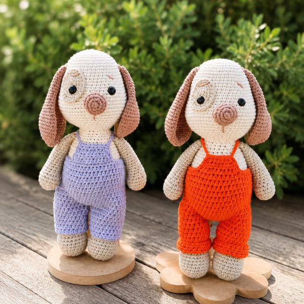 Organik Pamuk Tulumlu Amigurumi Köpek – 25 cm El Yapımı Oyuncak