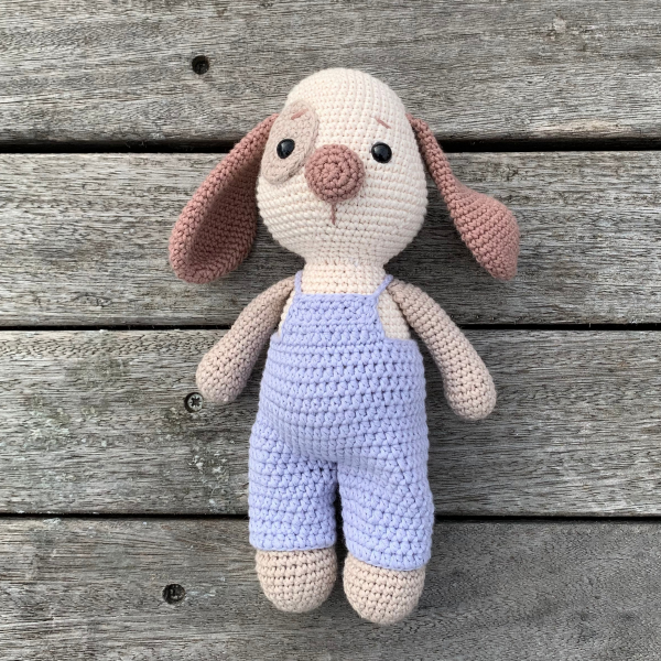 Organik Pamuk Tulumlu Amigurumi Köpek – 25 cm El Yapımı Oyuncak