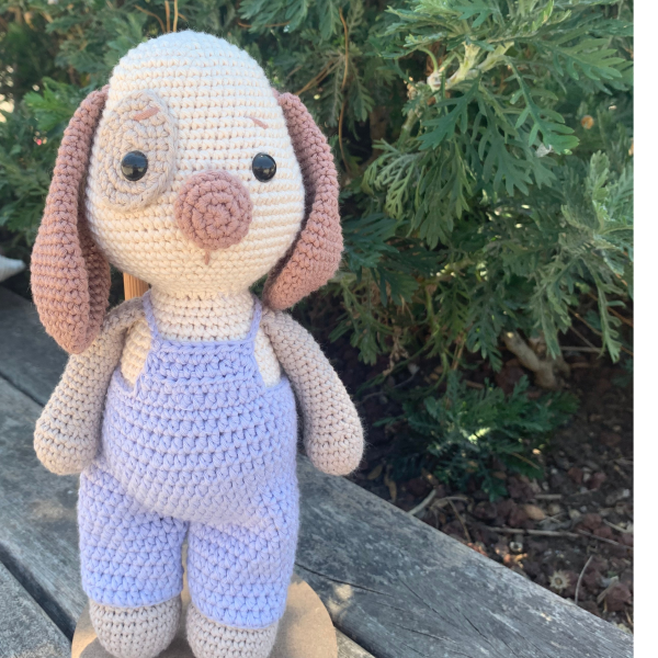 Organik Pamuk Tulumlu Amigurumi Köpek – 25 cm El Yapımı Oyuncak