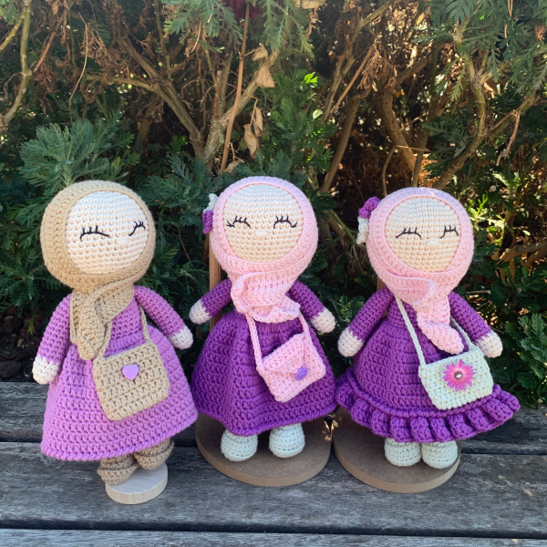 Uzun Elbiseli, Çantalı ve Başörtülü Organik Pamuk Örgü Bebek – 22 cm