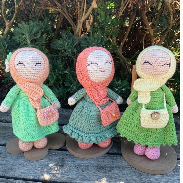 Uzun Elbiseli, Çantalı ve Başörtülü Organik Pamuk Örgü Bebek – 22 cm