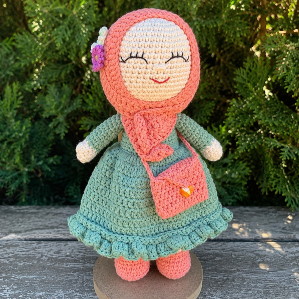 Uzun Elbiseli, Çantalı ve Başörtülü Organik Pamuk Örgü Bebek – 22 cm