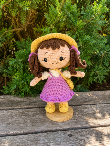 Organik Pamuk Amigurumi Bebek – Elbiseli, Şapkalı ve Çantalı 20 cm