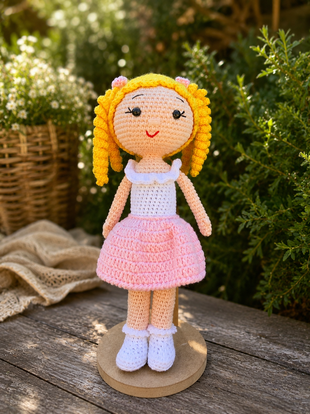 Organik Pamuk Elbiseli Amigurumi Bebek – Örgü Saçlı El Yapımı Oyuncak 27 cm