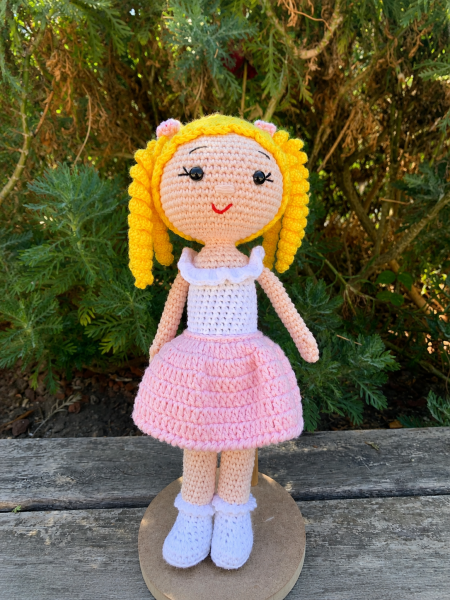 Organik Pamuk Elbiseli Amigurumi Bebek – Örgü Saçlı El Yapımı Oyuncak 27 cm