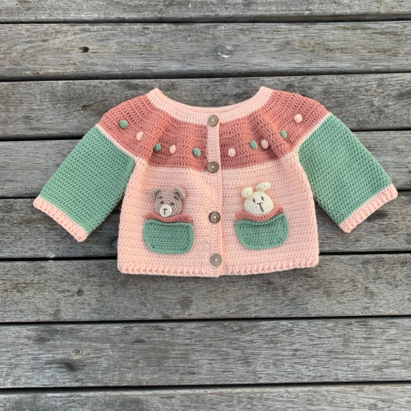 Organik Pamuk Üç Renkli El Yapımı Çocuk Hırkası – Amigurumi Ayıcık ve Tavşan Detaylı