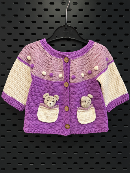 Organik Pamuk Üç Renkli El Yapımı Çocuk Hırkası – Amigurumi Ayıcık ve Tavşan Detaylı