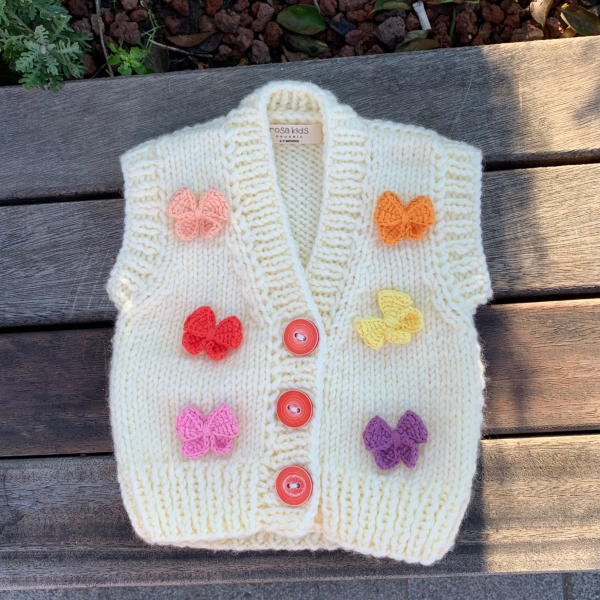 El Örgüsü Yün Karışımlı Fiyonklu Kız Bebek Yeleği