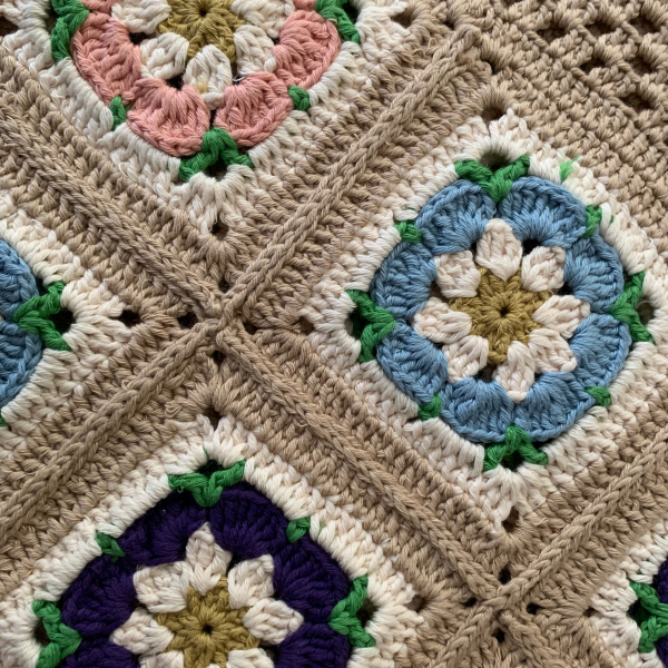 Organik Pamuk Çiçek Motifli El Yapımı Battaniye – 90 × 90 cm