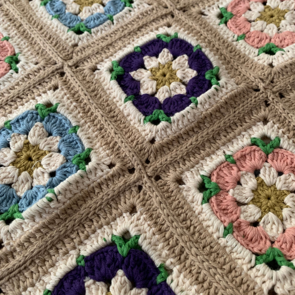Organik Pamuk Çiçek Motifli El Yapımı Battaniye – 90 × 90 cm