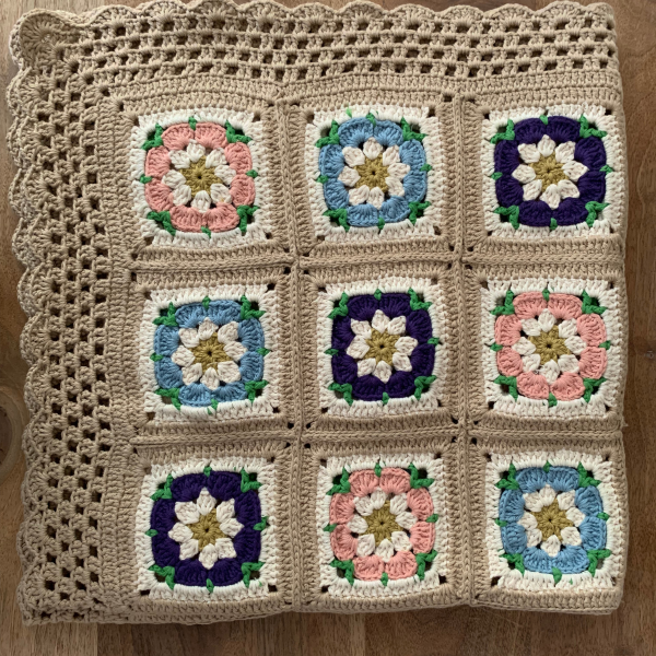 Organik Pamuk Çiçek Motifli El Yapımı Battaniye – 90 × 90 cm