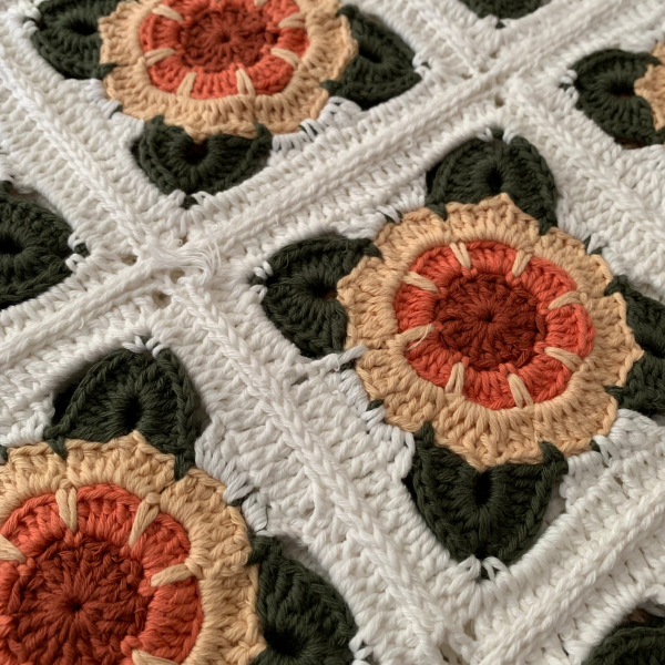Organik Pamuk Çiçek Motifli El Yapımı Battaniye – 90 × 90 cm