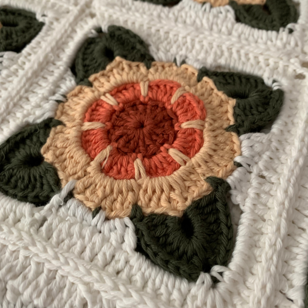 Organik Pamuk Çiçek Motifli El Yapımı Battaniye – 90 × 90 cm