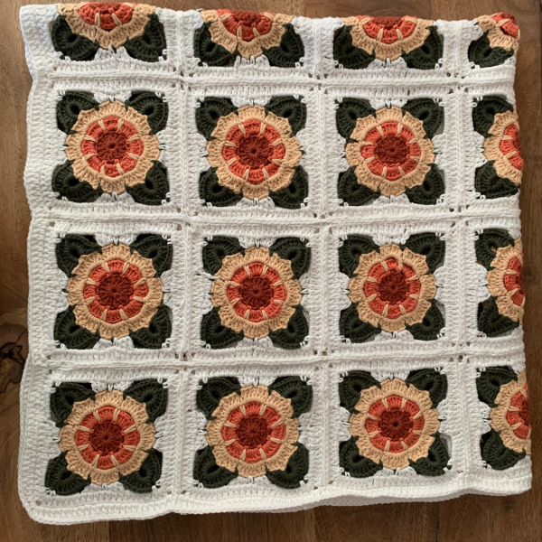 Organik Pamuk Çiçek Motifli El Yapımı Battaniye – 90 × 90 cm