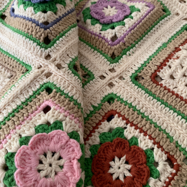 Organik Pamuk Çiçek Motifli El Yapımı Battaniye – 90 × 90 cm